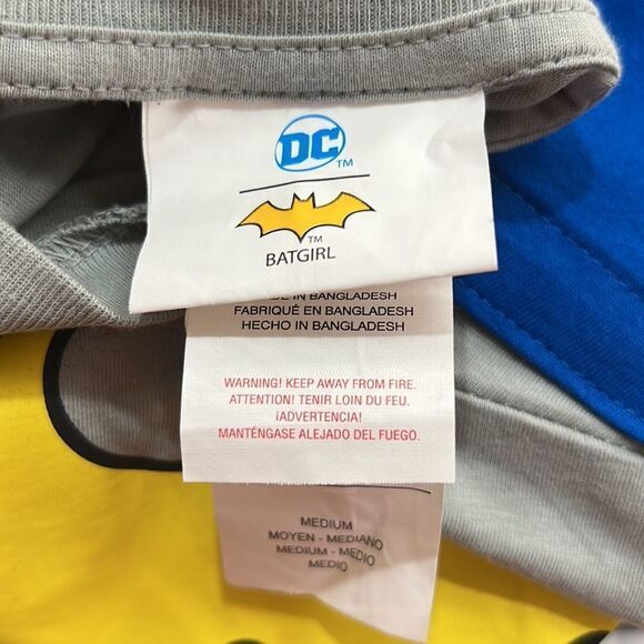 DC Comics Batgirl T-shirt with mask and detachable cape size medium NWT - Picture 13 of 16